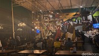 Tak kalah modern dari Jakarta, Semarang gudangnya kulineran enak dari kaki lima sampai kafe kekinian. Seperti Mr. K Cafe Gombel, yang ada di Ngesrep. Di sini kamu bisa menikmati pemandangan Kota Atas di Semarang yang keren.