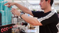 Aktor kelahiran 13 Januari 1984 tersebut memang dikenal sebagai pecinta kopi. Kecintaannya pada kopi tidak hanya sebagai penikmat saja. Ia bahkan pernah belajar menjadi barista. Foto: Instagram @ninojkt