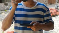 Dalam unggahannya di Instagram, Nino juga sering membagikan momen saat menikmati segelas kopi. Seperti yang terlihat pada foto ini, ia menikmati kopi saat sedang liburan. Foto: Instagram @ninojkt