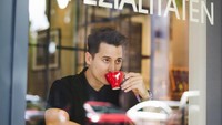 Momen ngopinya itu tidak hanya di kedai kopinya sendiri. Pemain Operation Wedding tersebut juga sering mengeksplor seduhan-seduhan kari kafe-kafe lainnya Foto: Instagram @ninojkt