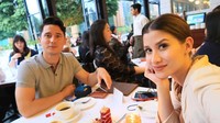 Begitupun dengan foto yang satu ini. Di mana pun ia nongkrong, yang pasti ia tak pernah ketinggalan untuk memesan segelas kopi. Kala itu, ia juga ditemani dengan sepotong kue red velvet. Foto: Instagram @ninojkt