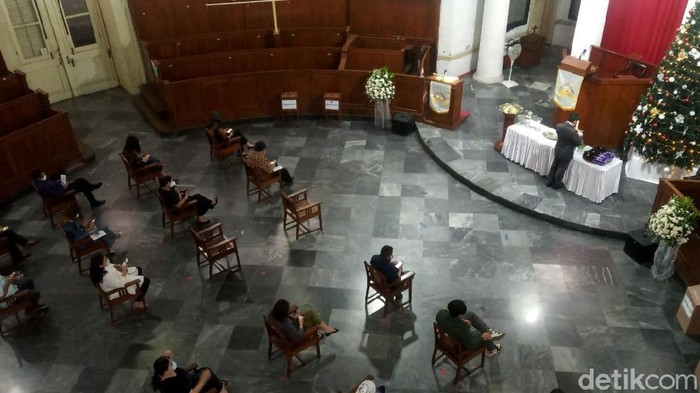Pandemi Corona, Misa Natal di Gereja Immanuel Terapkan Prokes Ketat Gereja Immanuel Jakarta menggelar ibadah Natal dengan terapkan protokol kesehatan. Hal itu dilakukan guna mengantisipasi penyebaran virus Corona.