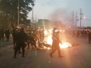Pekerja Pertanian Blokade Jalan Utama di Peru