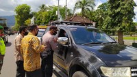 Pemeriksaan pengunjung yang akan menuju Candi Borobudur dilakukan pos 1 setelah memasuki gerbang. Kemudian, mobil dihentikan dan pengunjung diminta menunjukkan hasil rapid test antigen.
