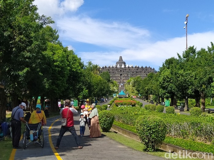 Pemeriksaan berkas Rapid Test Antigen di Candi Borobudur