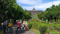 Setelah memarkir mobilnya, pengunjung sebelum membeli tiket oleh petugas diberitahukan jika selama pandemi Covid-19 ini pengunjung menikmati Candi Borobudur dari halaman saja.