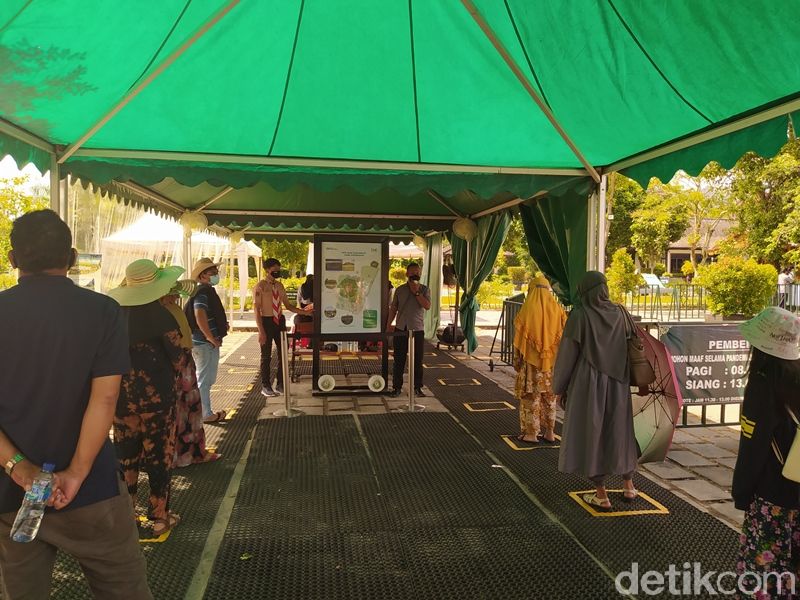 Pemeriksaan berkas Rapid Test Antigen di Candi Borobudur