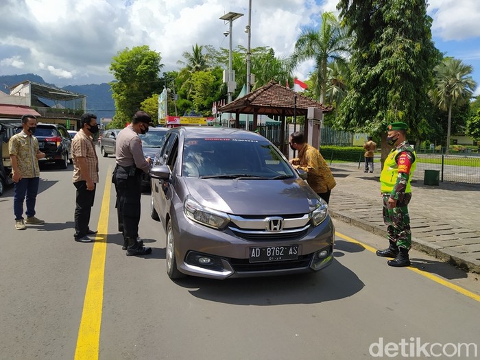 Pemeriksaan berkas Rapid Test Antigen di Candi Borobudur