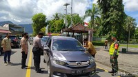 Mulai hari ini wisatawan dari luar wilayah Jawa Tengah yang berkunjung di Candi Borobudur, harus menunjukkan hasil rapid test antigen negatif.