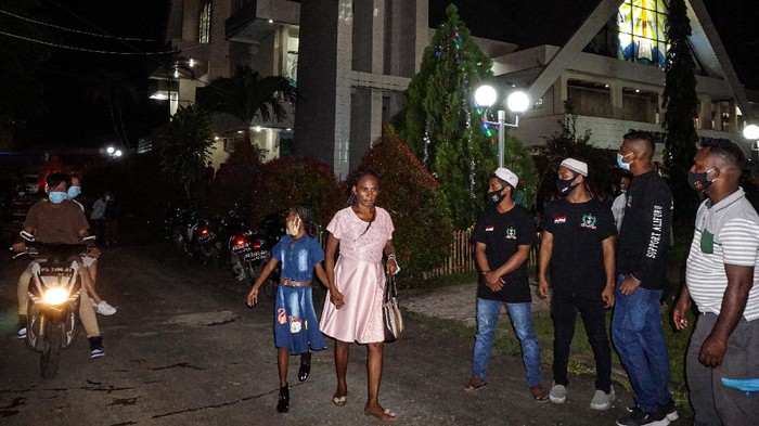 Pemuda Muslim di Jayapura Bantu Jaga Gereja Saat Misa Natal Sejumlah pemuda muslim berjaga di area sekitar gereja yang berada di Kota Jayapura. Seperti apa potretnya?