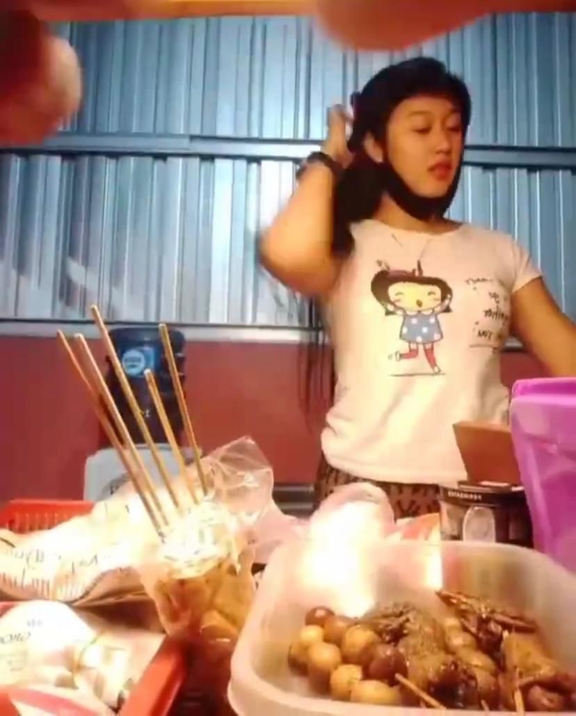 Penjual Angkringan Cantik Ini Bikin Orang Betah Ngopi