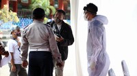 Pantauan detikcom di Terminal Antarkota Kampung Rambutan, Jakarta Timur, Kamis (24/12/2020), per pukul 10.00 WIB, petugas mendata dulu para penumpang dan pengemudi yang akan menjalani pemeriksaan rapid test antigen. Mereka tampak mengantre dengan menjaga jarak dan tertib menunggu giliran dipanggil.