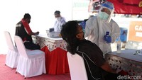Sebanyak 62 penumpang dan pengemudi bus di Terminal Kampung Rambutan, Jakarta Timur, menjalani rapid test antigen, Kamis (24/12).