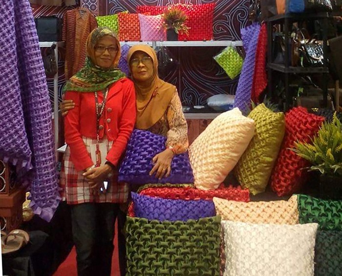 Pengrajin Sarung Bantal Berdayakan Ibu Ibu Segini Omzetnya Per Bulan