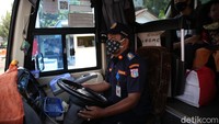 Mereka memeriksa sebuah hal terkait keselamatan bus.