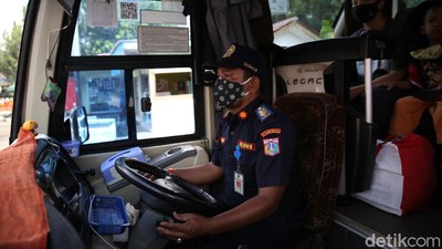 Petugas Lakukan Ram Cek Bus Angkutan Mudik
