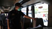 Petugas mengecek kursi penumpang.