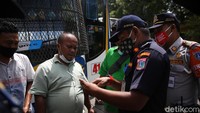 Kelengkapan dokumen sopir bus juga diperiksa.