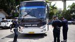 Petugas Lakukan Ram Cek Bus Angkutan Mudik