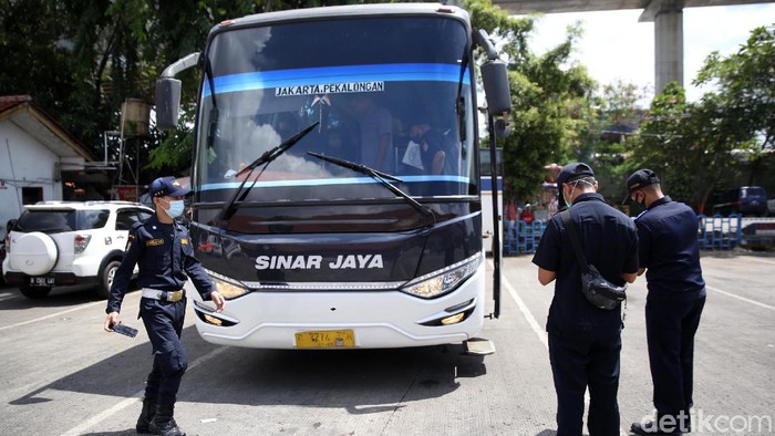 Petugas melakukan Ram Cek Bus AKAP (Antar Kota Antar Provinsi) di Terminal Kampung Rambutan, Kamis (24/12). Ram Cek dilakukan untuk memeriksa kelayakan bus.