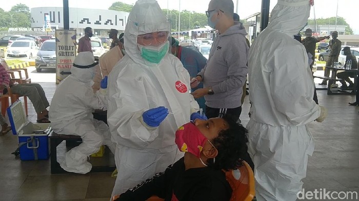Petugas melakukan rapid test antigen kepada pemudik atau pengguna tol di Rest Area 379A Gringsing, Kabupaten Batang, Jawa Tengah, Kamis (24/12/2020).