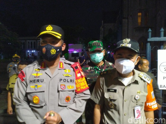 Polisi-TNI cek Misa Natal di Gereja Katedral, Jakarta Pusat (Sachril/detikcom)