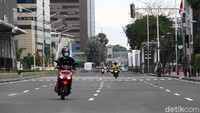 Sejumlah kendaraan melintas di kawasan Jalan MH Thamrin, Jakarta, Kamis (24/12/2020).