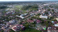 Bila ingin lebih cepat sampai, bisa juga lewat jalur transportasi udara yang bisa ditempuh selama kurang lebih 1 jam 10 menit menggunakan pesawat dari Bandara Supadio, Pontianak ke Bandara Pangsuma Putussibau, Kapuas Hulu.