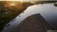 Beginilah potret saat senja di sekitar kawasan Pantai Barak, dipesisir sungai Kapuas, sungai terpanjang di Indonesia.