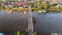 Selain sungai, tak heran bila sejauh mata memandang akan terlihat hamparan hutan yang hijau dan menyegarkan mata.