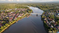 Kota ini terletak di hulu Sungai Kapuas yang memiliki panjang 1,143 kilometer, dan 56 persen dari luas wilayah kabupaten ini adalah kawasan konservasi dalam bentuk taman nasional dan hutan lindung. 