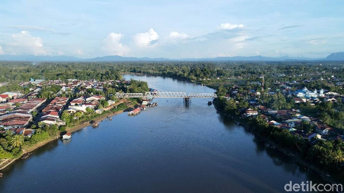 Putussibau adalah Ibu Kota dari Kabupaten Kapuas Hulu, salah satu Kabupaten terbesar di Kalimantan Barat yang berbatasan langsung dengan Malaysia. Beginilah lansekap kota yang dibelah oleh sungai Kapuas.