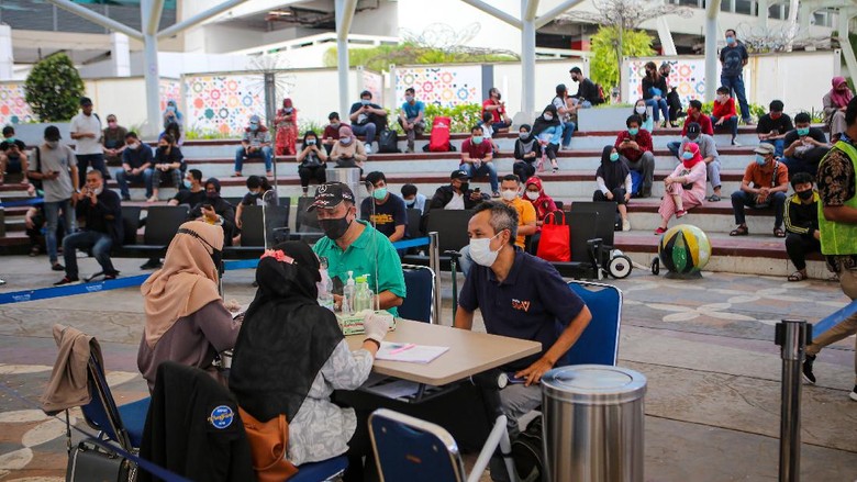 Potret Puncak Arus Mudik Nataru di Bandara Soetta Puncak arus mudik Natal dan Tahun Baru 2020 di Bandara Soekarno Hatta terjadi pada Rabu (23/12/2020). Jumlah penumpang pesawat mencapai 85.000 orang.