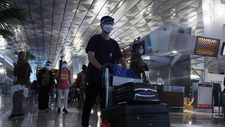 Potret Puncak Arus Mudik Nataru di Bandara Soetta Puncak arus mudik Natal dan Tahun Baru 2020 di Bandara Soekarno Hatta terjadi pada Rabu (23/12/2020). Jumlah penumpang pesawat mencapai 85.000 orang.