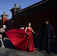Sejumlah calon pengantin di China pun mulai kembali melakukan pemotretan foto prewedding.