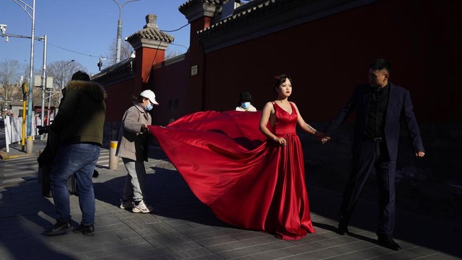 Sejumlah calon pengantin di China pun mulai kembali melakukan pemotretan foto prewedding.