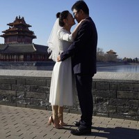 Seperti diketahui, pandemi COVID-19 yang melanda dunia membuat acara resepsi pernikahan jadi salah satu kegiatan yang dilarang untuk dilakukan karena memiliki risiko penyebaran virus Corona yang cukup tinggi.