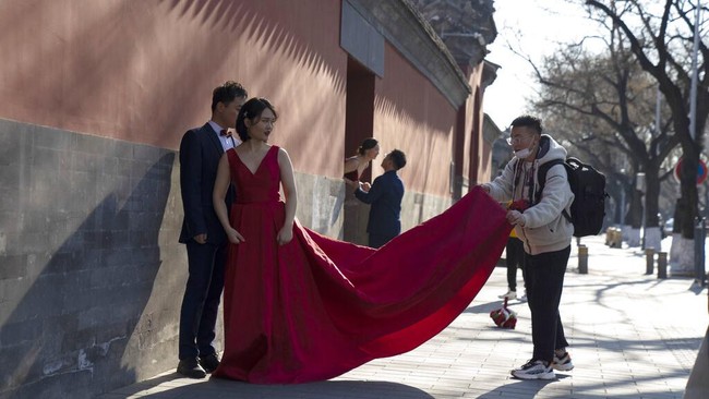 Resepsi pernikahan pun kemudian digelar secara virtual dan menerapkan sejumlah protokol kesehatan guna mencegah penyebaran virus Corona.