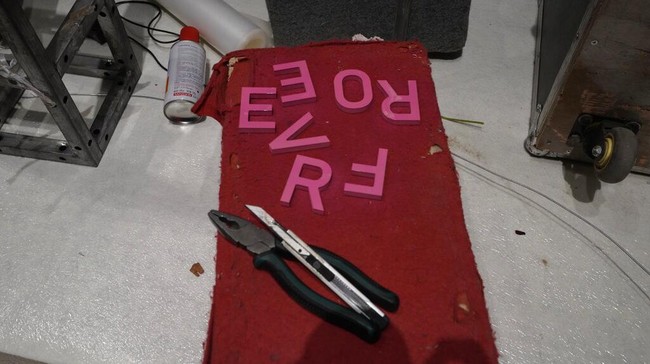 Di akhir tahun 2020, sejumlah pasangan di China mulai kembali menggelar resepsi pernikahan dengan menerapkan protokol kesehatan.