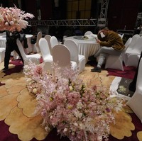 Digelarnya sejumlah resepsi pernikahan tersebut menjadi penanda bahwa China perlahan kembali bangkit usai dihantam pandemi COVID-19.