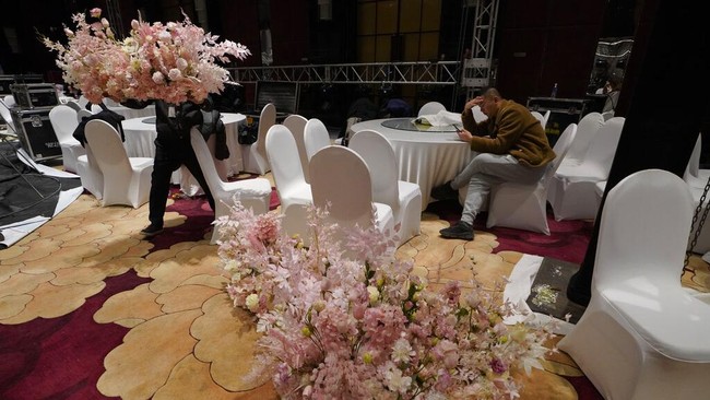 Digelarnya sejumlah resepsi pernikahan tersebut menjadi penanda bahwa China perlahan kembali bangkit usai dihantam pandemi COVID-19.