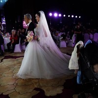 Resepsi pernikahan pun kembali diizinkan untuk digelar dengan menerapkan sejumlah protokol kesehatan, salah satunya pembatasan jumlah tamu undangan.