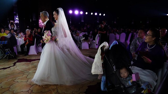 Resepsi pernikahan pun kembali diizinkan untuk digelar dengan menerapkan sejumlah protokol kesehatan, salah satunya pembatasan jumlah tamu undangan.