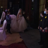 Para pekerja yang bertugas saat resepsi pernikahan digelar pun diwajibkan untuk mengenakan masker dan alat pelindung diri lainnya.