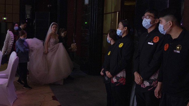 Para pekerja yang bertugas saat resepsi pernikahan digelar pun diwajibkan untuk mengenakan masker dan alat pelindung diri lainnya.