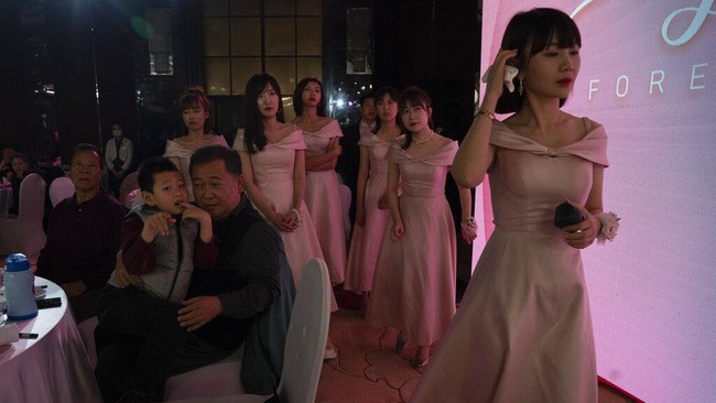 Penerapan protokol kesehatan saat gelaran resepsi pernikahan tersebut menjadi salah satu upaya agar aktivitas dan industri di China dapat kembali bangkit dan beraktivitas normal sekaligus tetap waspada terhadap penyebaran virus Corona.