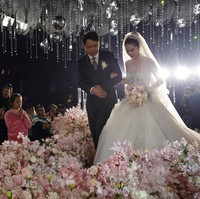 Tak sedikit pasangan pengantin di China yang kembali menggelar resepsi pernikahan di tengah pandemi COVID-19.