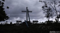 Prasasti Metahamuk di Pantai Welulik bisa dituju dari kota Betun sekitar 30 menit dengan kendaraan bermotor. 