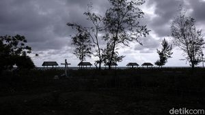 Prasasti Metahamuk di Pantai Welulik nan Indah