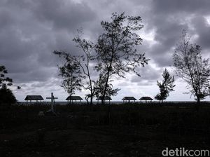 Prasasti Metahamuk di Pantai Welulik nan Indah